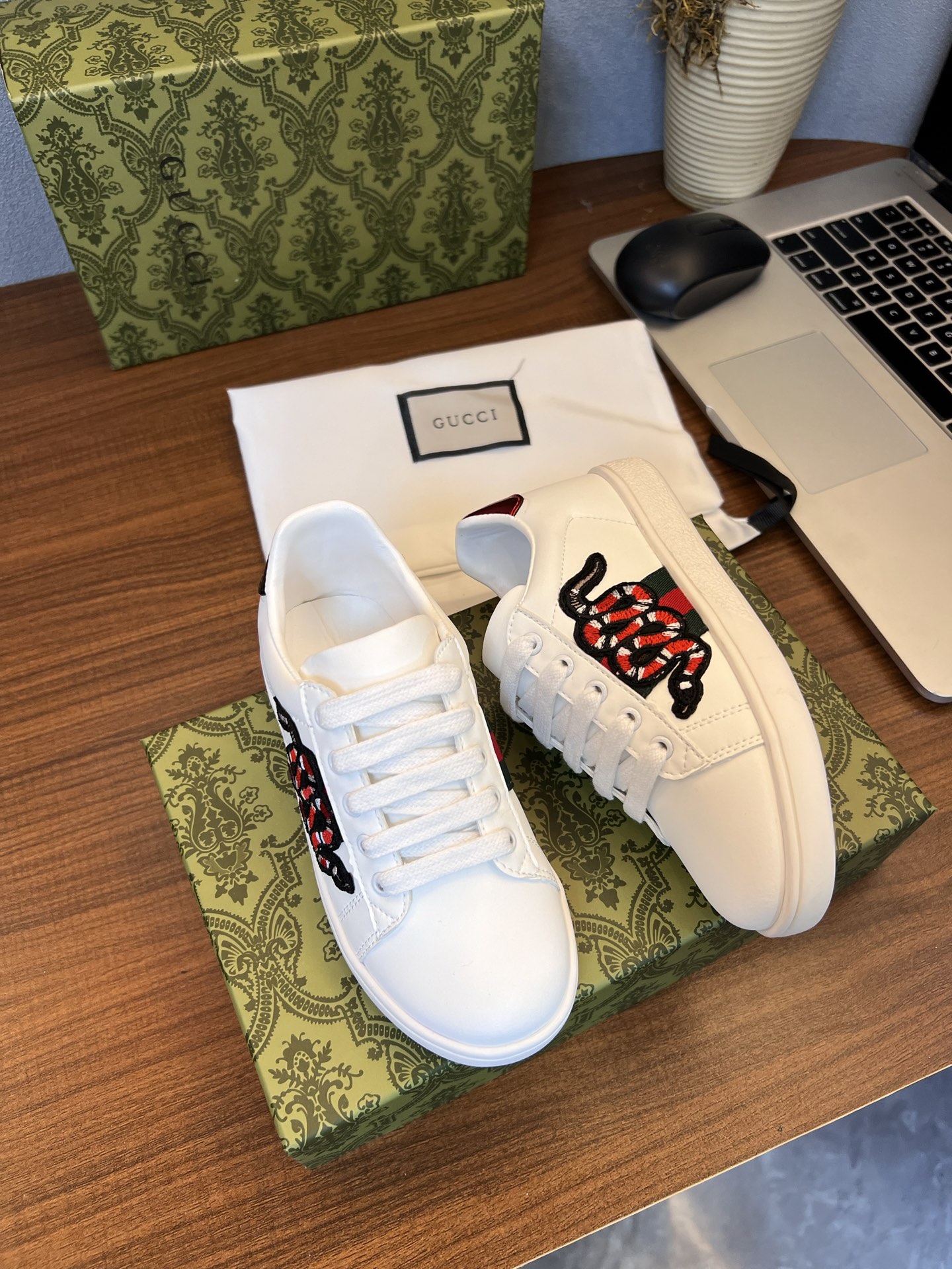 Children's shoes child